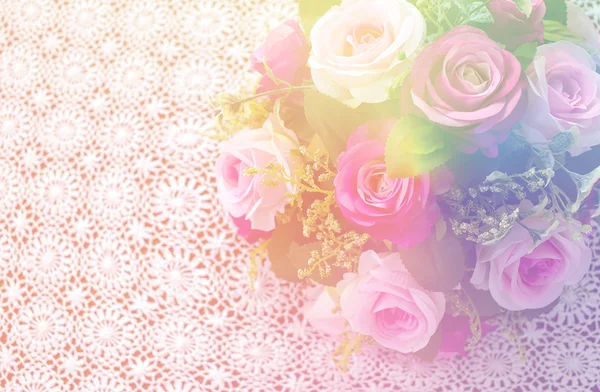 Sladký zasněný, růžové růže kytice na bílý háčkovaný ubrus — Stock fotografie