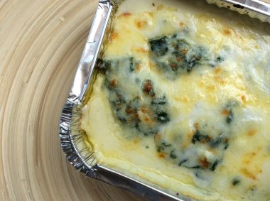 Ahşap plaka üzerinde ıspanak peynir pişmiş