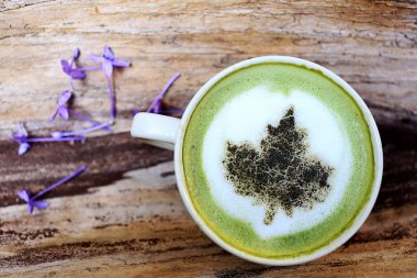 matcha yeşil çay latte sanat kupasını kapatın