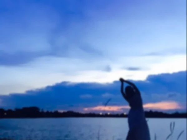 Silhouette Frau spielen Yoga am Morgenhimmel — Stockfoto
