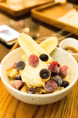 vanilyalı dondurma ve meyve beyaz plaka 