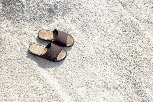 Bambu ayakkabı beyaz kum zemin üzerine — Stok fotoğraf