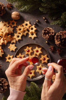 Geleneksel Çek Noel Tatlıları Linzer Kurabiyeleri Hazırlıyor