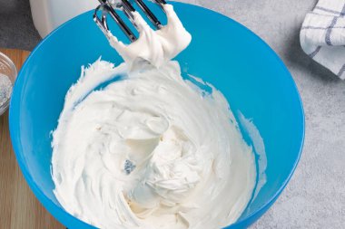 Ev yemeği. Tatlı bir tatlı için beyaz krema.