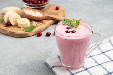 Muz, yaban mersini ve yulaf ezmeli ev yapımı yoğurt smoothie, kopyalama alanı
