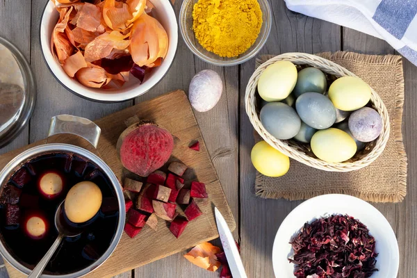 Processo di colorazione uova di Pasqua con vari colori naturali di cibo. Prepararsi per la Pasqua. — Foto Stock