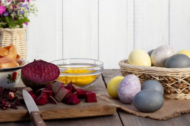 Çeşitli doğal boyalarla renklendirilmiş Paskalya yumurtaları. Paskalya için hazırlanılıyor.