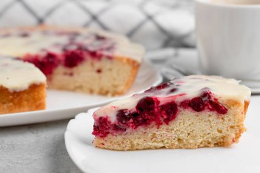 Yabanmersinli ve ekşi kremalı ev yapımı kek. Bir parça turta. Yakın plan.