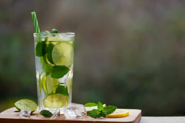Naneli, limonlu ve limonlu soğuk ev yapımı limonata.