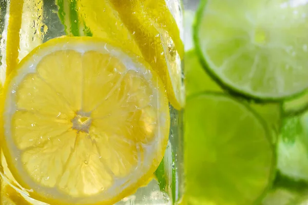 Citronnade maison froide et rafraîchissante à la menthe, au citron et au citron vert dans des bocaux de maçon — Photo