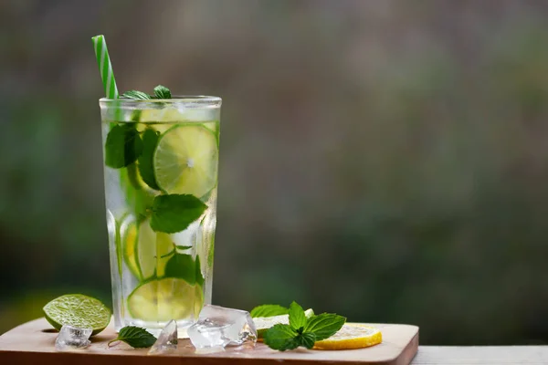 Cold refreshing homemade lemonade with mint, lemon and lime in a glass, copyspace — Zdjęcie stockowe