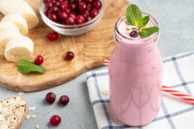 Muz, kızılcık ve yulaf ezmeli ev yapımı yoğurt püresi.