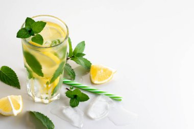 Limonlu, naneli ve buzlu taze ev yapımı kokteyl, kopyalama alanı.