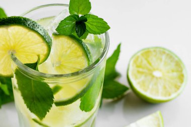 Limonlu, naneli ve buzlu taze ev yapımı kokteyl.