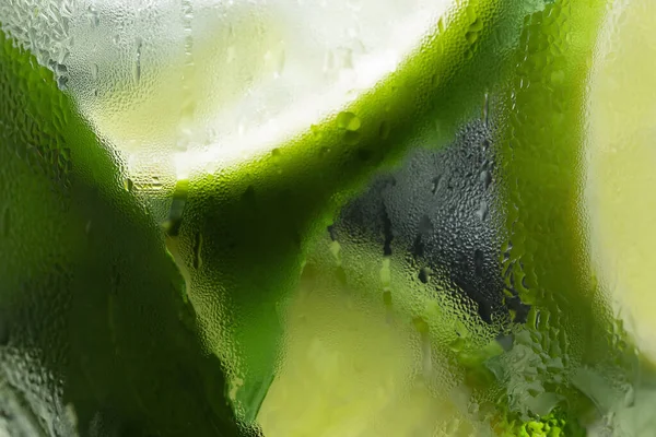 Citra makro dari kaca dingin yang gagal dengan mojito. Latar belakang makanan, tekstur, fokus selektif — Stok Foto