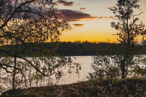 Tramonto su un lago con sponde rocciose in Carelia — Foto Stock