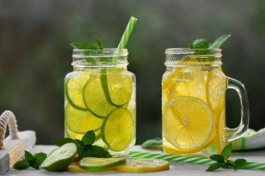 Soğuk ferahlatıcı ev yapımı limonata naneli, limonlu ve limonlu mason kavanozlu.