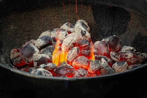 Gorący węgiel drzewny w okrągłym grillu — Zdjęcie stockowe