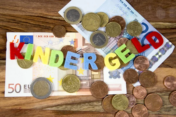 Der deutsche Begriff für das Kindergeld in farbigen Buchstaben — Stockfoto