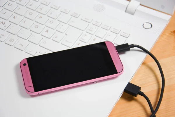 Różowy inteligentny telefon — Zdjęcie stockowe