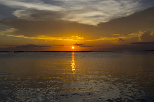 Puesta de sol en el océano — Foto de Stock