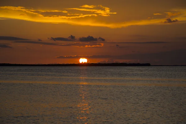 Coucher de soleil sur l'océan — Photo