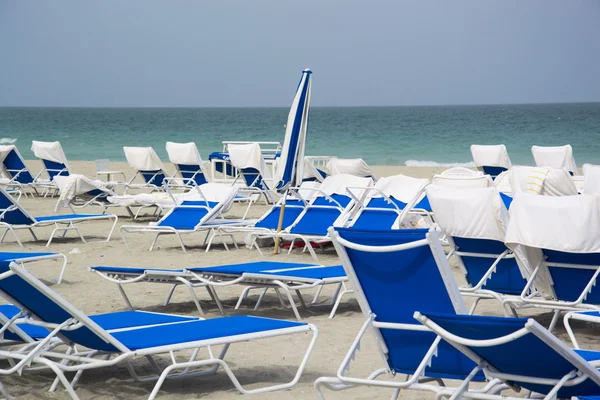 在海滩上沙滩椅ξαπλώστρες στην παραλία — Φωτογραφία Αρχείου
