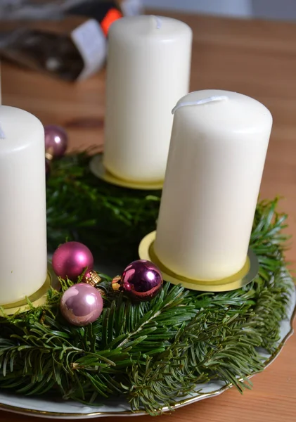 Adventskranz Mit Weißen Kerzen — Stockfoto