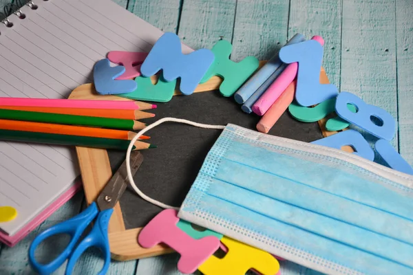 Algunos Equipos Escolares Con Una Máscara Médica — Foto de Stock