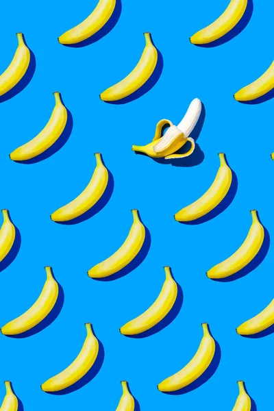 배경을 비추는 바나나 — 스톡 사진
