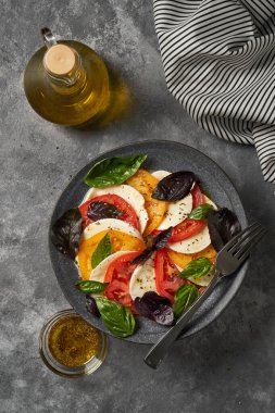 Gri arkaplanda tabakta salata