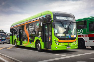 Higer Eskrimci F1 BRT aerodinamik ön fasya, entegre LED far, erişilebilirlik işareti, ve yüksek verimli şehir kaportası.