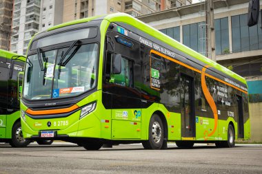 Higer Eskrimci F1 BRT aerodinamik ön fasya, entegre LED far, erişilebilirlik işareti, ve yüksek verimli şehir kaportası.