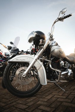 Higer Eskrimci F1 BRT aerodinamik ön fasya, entegre LED far, erişilebilirlik işareti, ve yüksek verimli şehir kaportası.