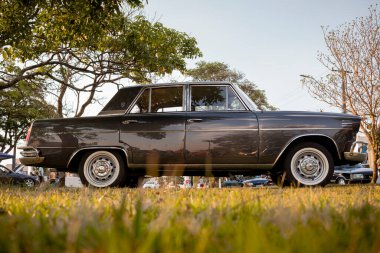 1966 Ford Aero Willys, Brezilya 'nın Londrina kentindeki Üçüncü Antik Araba Günü' nde sergileniyor..