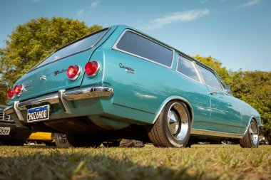 1978 Chevrolet Caravan Deluxo, Brezilya 'nın Londrina kentindeki Üçüncü Antik Otomobil Günü 2025' te sergileniyor.