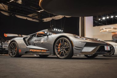 Ford GT süper arabası, agresif ve aerodinamik bir tasarıma sahip, düşük gövdeli, geniş arka kanatlı ve pistin performansına mutlak odaklı..