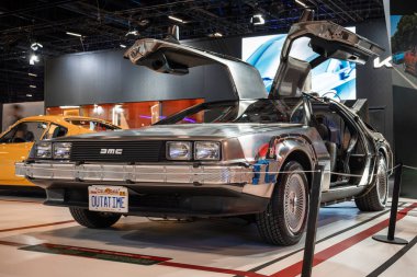 Sinemadan DMC DeLorean arabası, fütüristik tasarımı, martı kanadı kapılarını ve tarihi sinematik değeri vurguluyor..