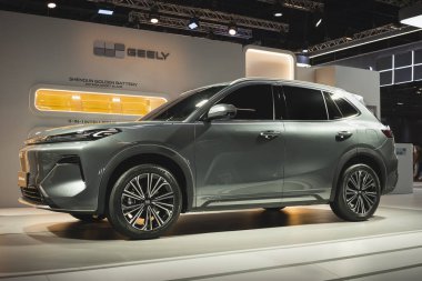 Geely EX5 EM-i Brezilya 'nın So Paulo kentindeki bir otomotiv etkinliğinde sergileniyor.