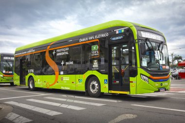 Caio E-Millennium Mercedes-Benz 2025, Brezilya 'nın Barueri kentindeki Brasil Festivali 2025 numaralı otobüs fuarında sergileniyor..