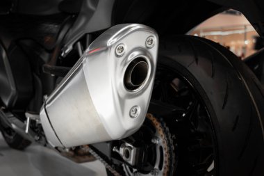 Arka egzoz detayı paslanmaz çelik, entegre egzoz ucu, sürgülü montaj, ve arka lastiğe yakın dairesel priz.