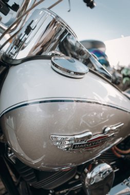 Klasik bir Dodge 'un ön tarafında, krom metal ızgarayı, ön amblemi ve kaputun açısal hatlarını vurguluyor.