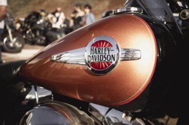 Klasik bir Dodge 'un ön tarafında, krom metal ızgarayı, ön amblemi ve kaputun açısal hatlarını vurguluyor.