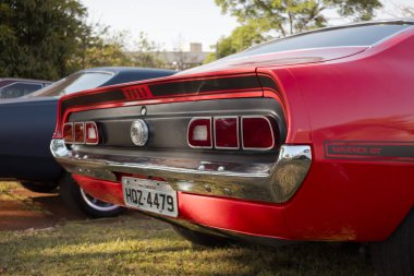 1977 Ford Maverick, Brezilya 'nın Londrina kentindeki Üçüncü Antik Araba Günü' nde sergilenmektedir..