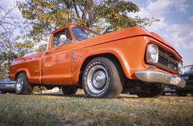 1982 Chevrolet A10, Brezilya 'nın Londrina kentindeki Üçüncü Antik Otomobil Günü' nde sergilenmektedir..
