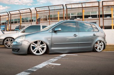 2008 Volkswagen Polo Comfortline, Brezilya 'nın Londrina şehrinde düzenlenen Low Family Car Festival 2025 otomobil fuarında sergileniyor.