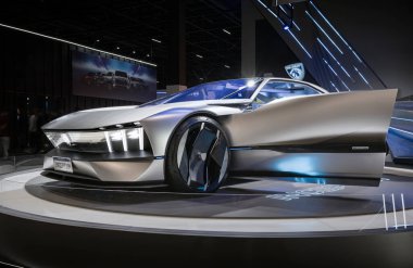 Peugeot Başlangıç konsept arabası, panoramik camlar, aydınlatılmış logo ve aerodinamik yüzeyler.