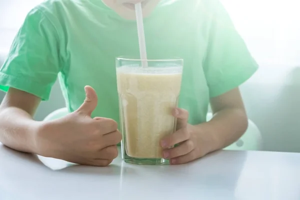 小男孩手里拿着一杯桔子 凝乳的冰沙咖啡 新鲜有机素食饮料 奶昔或鸡尾酒婴儿食品 — 图库照片