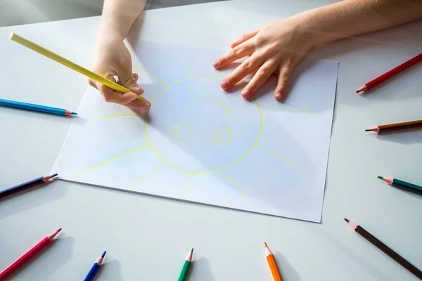 Kind Zeichnet Sonne Mit Bleistiften Kreativität Und Kunst Des Kindes — Stockfoto