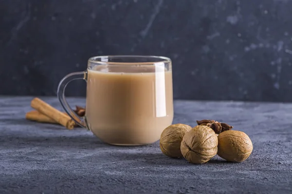 Gelas Teh Masala Tradisional India Dengan Latar Belakang Gelap Minuman — Stok Foto